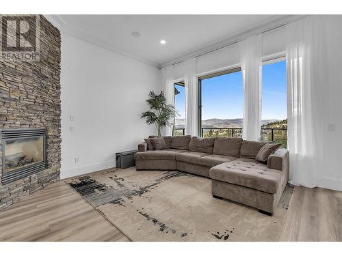 1648 Sunrise Road, Kelowna, BC - Indoor Photo Showing Living Room With Fireplace