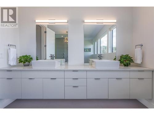 1648 Fawn Run Drive, Kelowna, BC - Indoor Photo Showing Bathroom