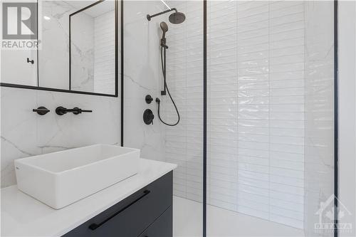 284 Dovercourt Avenue, Ottawa, ON - Indoor Photo Showing Bathroom