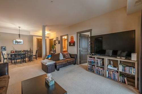 202-873 Forestbrook Drive, Penticton, BC - Indoor Photo Showing Living Room
