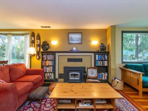 841 Foothill Road, Salmon Arm, BC - Indoor Photo Showing Living Room With Fireplace