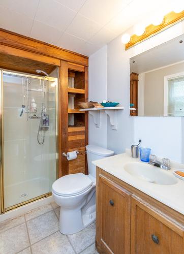 841 Foothill Road, Salmon Arm, BC - Indoor Photo Showing Bathroom
