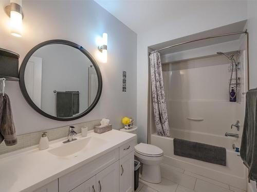 189-4400 Mclean Creek Road, Okanagan Falls, BC - Indoor Photo Showing Bathroom