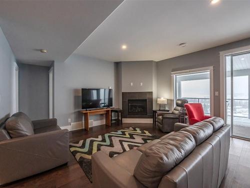 189-4400 Mclean Creek Road, Okanagan Falls, BC - Indoor Photo Showing Living Room With Fireplace