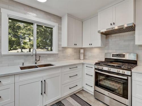 1618 Blackwood Drive, West Kelowna, BC - Indoor Photo Showing Kitchen With Double Sink