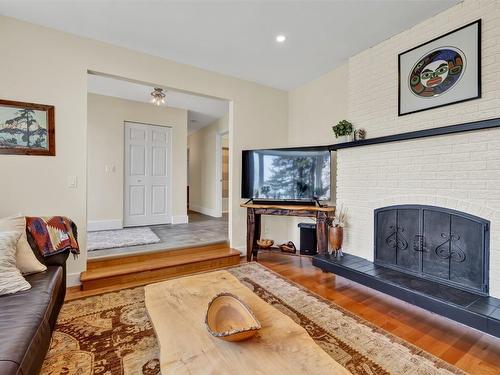 1618 Blackwood Drive, West Kelowna, BC - Indoor Photo Showing Living Room With Fireplace