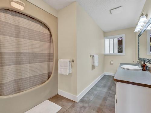 1618 Blackwood Drive, West Kelowna, BC - Indoor Photo Showing Bathroom