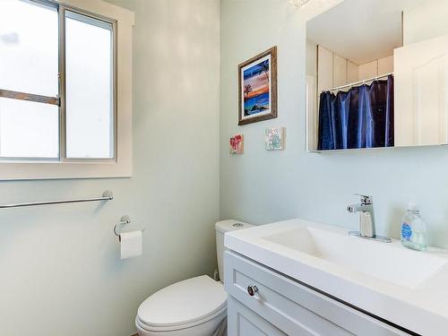 467 33 Highway, Kelowna, BC - Indoor Photo Showing Bathroom