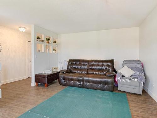 467 33 Highway, Kelowna, BC - Indoor Photo Showing Living Room
