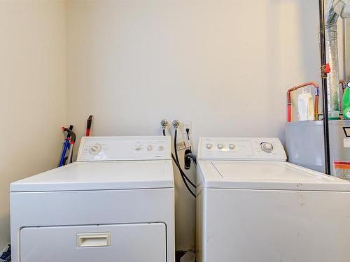 467 33 Highway, Kelowna, BC - Indoor Photo Showing Laundry Room