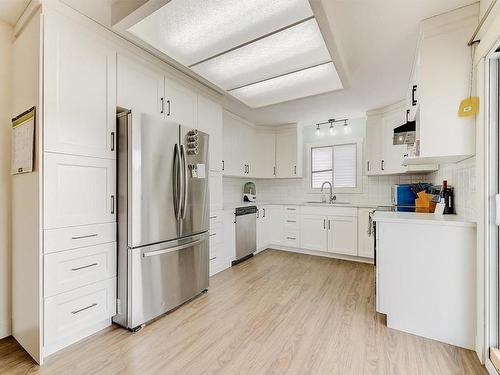 467 33 Highway, Kelowna, BC - Indoor Photo Showing Kitchen