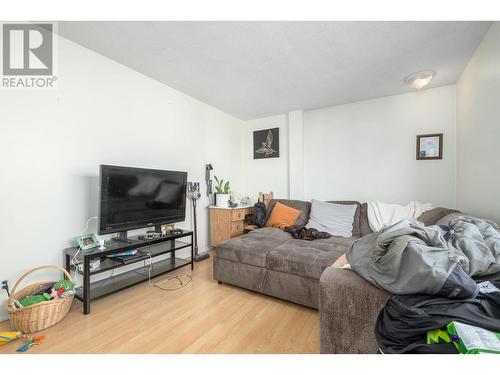 32 E 17Th Avenue, Vancouver, BC - Indoor Photo Showing Living Room
