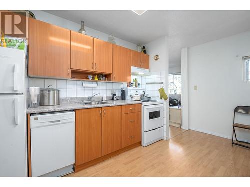 32 E 17Th Avenue, Vancouver, BC - Indoor Photo Showing Kitchen