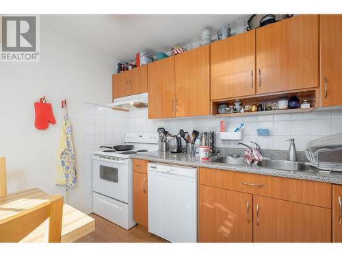 32 E 17Th Avenue, Vancouver, BC - Indoor Photo Showing Kitchen With Double Sink