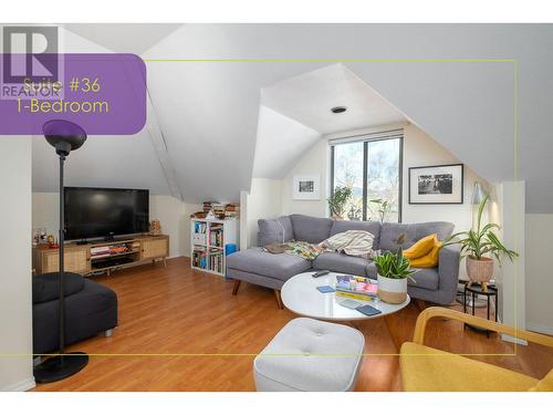 32 E 17Th Avenue, Vancouver, BC - Indoor Photo Showing Living Room