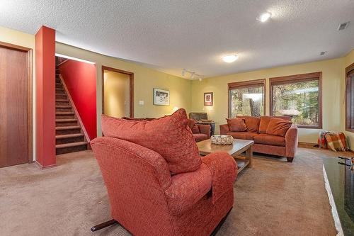 5114 Wilder Loop Road, Fairmont Hot Springs, BC - Indoor Photo Showing Living Room
