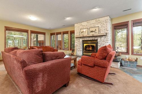 5114 Wilder Loop Road, Fairmont Hot Springs, BC - Indoor Photo Showing Living Room With Fireplace