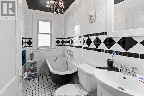 1402-1404 Pierre Avenue, Windsor, ON - Indoor Photo Showing Bathroom