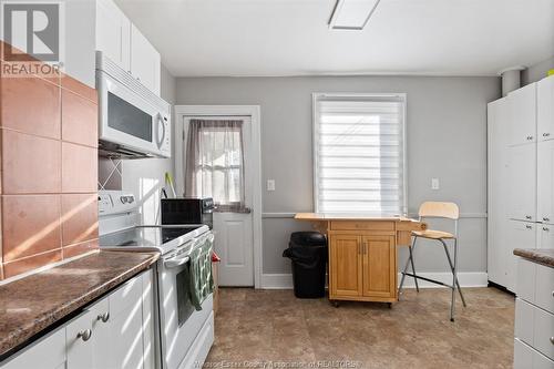 1402-1404 Pierre Avenue, Windsor, ON - Indoor Photo Showing Kitchen