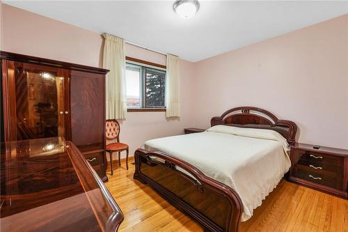 125 Laurier Avenue, Hamilton, ON - Indoor Photo Showing Bedroom