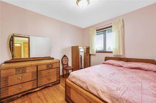 125 Laurier Avenue, Hamilton, ON - Indoor Photo Showing Bedroom