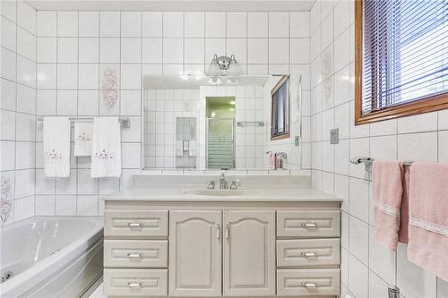 125 Laurier Avenue, Hamilton, ON - Indoor Photo Showing Bathroom