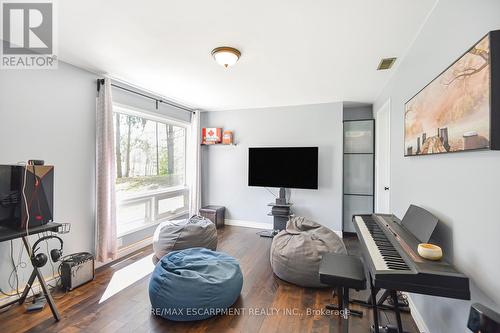 25 Hammond Road, Brant, ON - Indoor Photo Showing Living Room