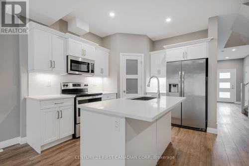 #51 -1 Miller Dr, Lucan Biddulph, ON - Indoor Photo Showing Kitchen With Upgraded Kitchen