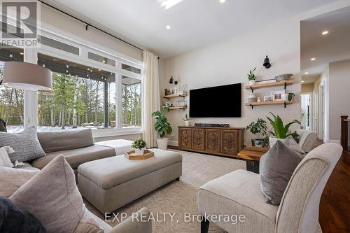 308286 Hockley Road, Mono, ON - Indoor Photo Showing Living Room