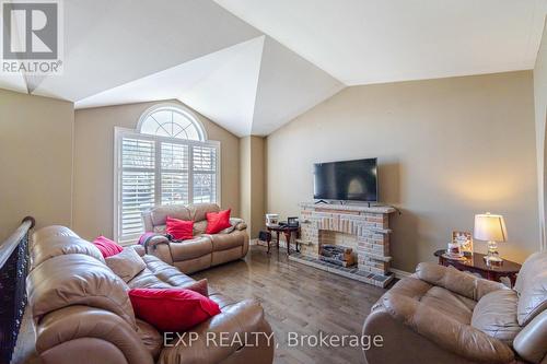 8207 Beaver Glen Dr, Niagara Falls, ON - Indoor Photo Showing Living Room With Fireplace