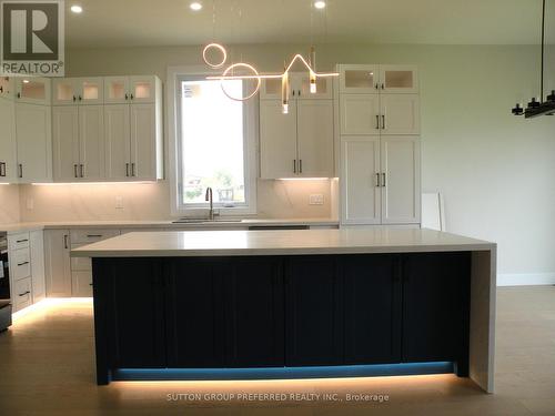 4 Titan Court, Dutton/Dunwich (Dutton), ON - Indoor Photo Showing Kitchen