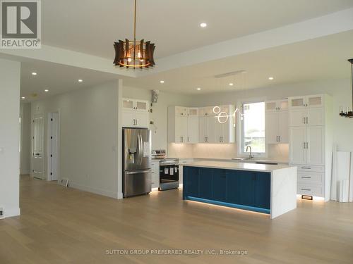 4 Titan Court, Dutton/Dunwich (Dutton), ON - Indoor Photo Showing Kitchen With Upgraded Kitchen