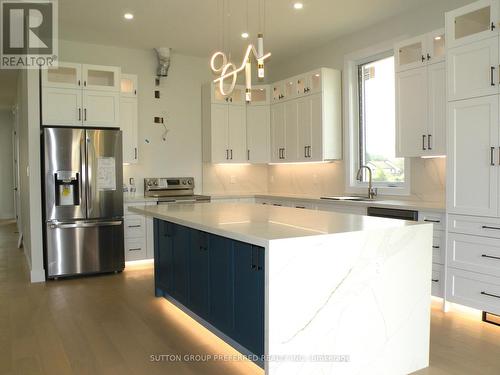 4 Titan Court, Dutton/Dunwich (Dutton), ON - Indoor Photo Showing Kitchen With Upgraded Kitchen