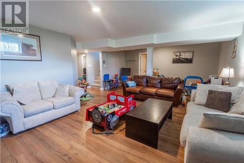 6876 Lalonde Boulevard, Summerstown, ON - Indoor Photo Showing Living Room