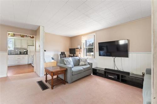 1086 Westover Road, Flamborough, ON - Indoor Photo Showing Living Room