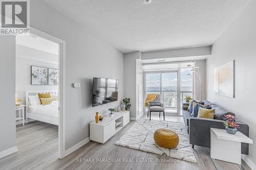 2615 - 35 Watergarden Drive, Mississauga, ON - Indoor Photo Showing Living Room