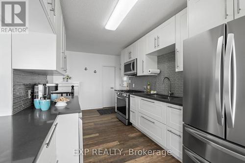 10 Tiny Beaches Rd S, Tiny, ON - Indoor Photo Showing Kitchen With Upgraded Kitchen