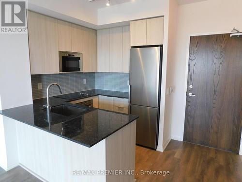 411 - 99 Eagle Rock Way, Vaughan, ON - Indoor Photo Showing Kitchen With Stainless Steel Kitchen