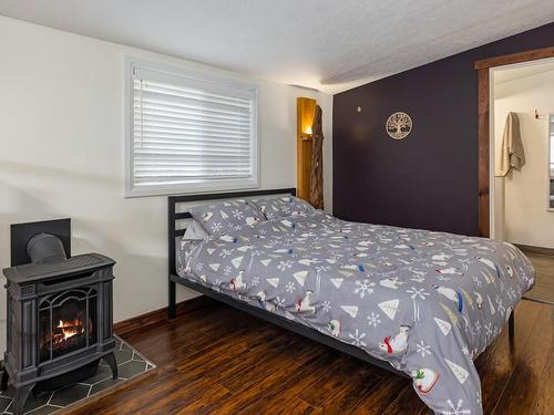4241 Telegraph Rd, Cobble Hill, BC - Indoor Photo Showing Bedroom