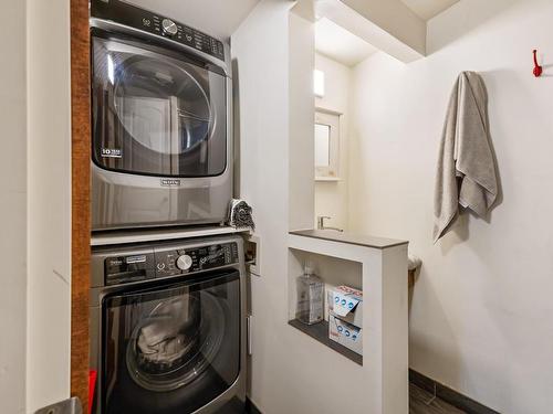4241 Telegraph Rd, Cobble Hill, BC - Indoor Photo Showing Laundry Room