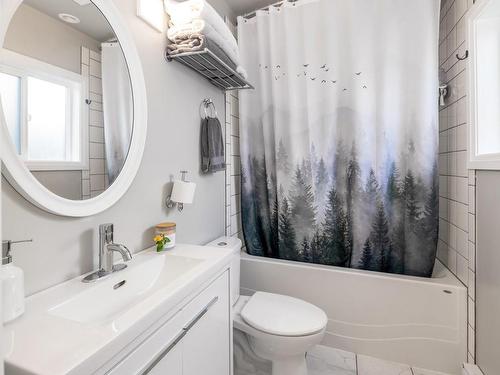 4241 Telegraph Rd, Cobble Hill, BC - Indoor Photo Showing Bathroom