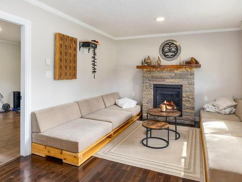 4241 Telegraph Rd, Cobble Hill, BC - Indoor Photo Showing Living Room With Fireplace