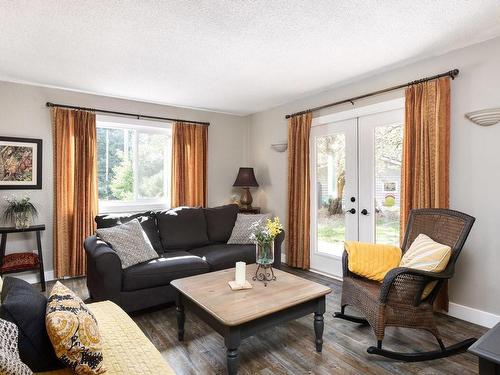 2091 Airbright Lane, Shawnigan Lake, BC - Indoor Photo Showing Living Room