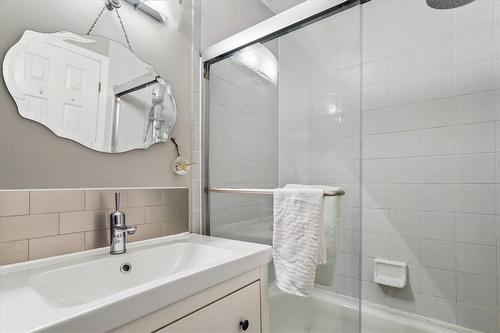 28 Argyle Avenue, Hamilton, ON - Indoor Photo Showing Bathroom