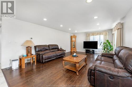 278 County Rd 27 East, Kingsville, ON - Indoor Photo Showing Living Room