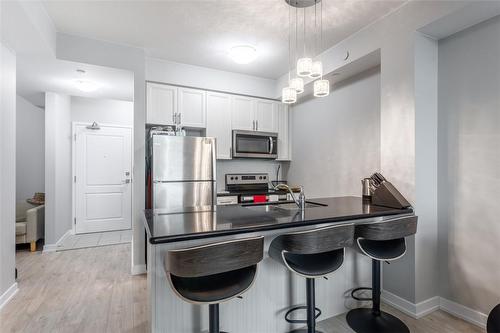 450 Dundas Street E|Unit #320, Waterdown, ON - Indoor Photo Showing Kitchen With Stainless Steel Kitchen