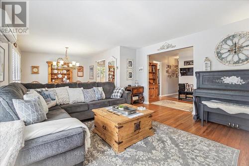 30 Jardine Cres, Clearview, ON - Indoor Photo Showing Living Room