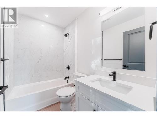 7418 Crowfoot Drive, Anglemont, BC - Indoor Photo Showing Bathroom