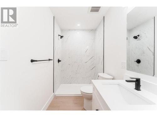 7418 Crowfoot Drive, Anglemont, BC - Indoor Photo Showing Bathroom