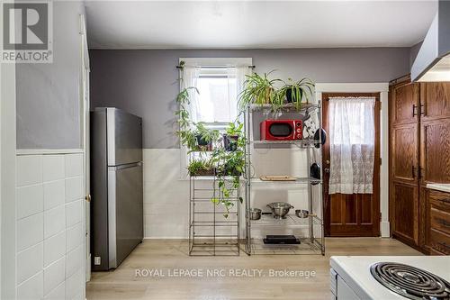 153 Balsam Avenue S, Hamilton, ON - Indoor Photo Showing Kitchen